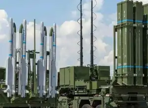 戎装逐梦启新程 红花相伴铸荣光