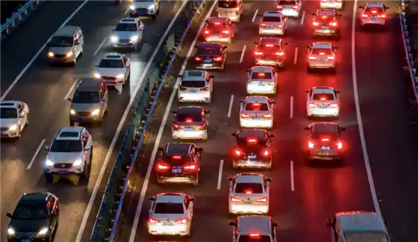 国庆出行高峰现鸳鸯锅拥堵，自驾超18亿人次安全警报拉响