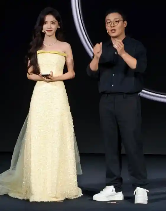 楠你不行！章若楠空降真我发布会，GT8 Pro拍照秘籍大公开