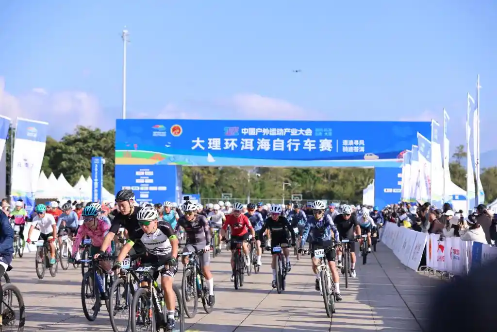 追光|4亿人涌入户外狂欢！他们究竟在玩什么？