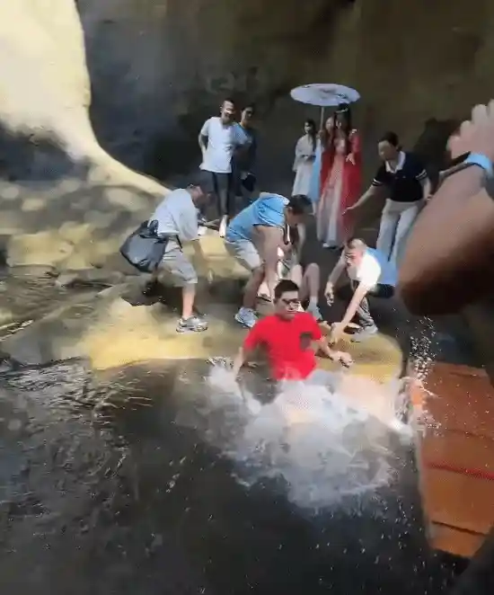 张继科景区落水引争议，网友怒斥被踹下水太离谱