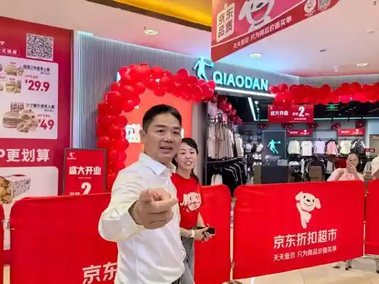 刘强东深夜现身宿迁大排档 与乡亲畅聊饮酒吃烧烤