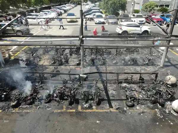 恩施42辆电动自行车大火引热议，安全警钟再敲响