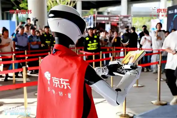 京东×银河科幻大会刘慈欣为机器人科幻迷星动Q5签书，跨次元互动引爆全场