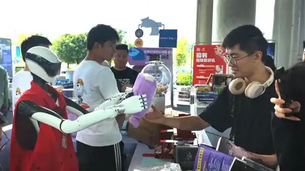 京东×银河科幻大会刘慈欣为机器人科幻迷星动Q5签书,跨次元互动引爆全场