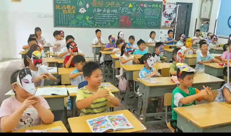 戏曲网红曹宇走进校园,非遗文化焕发青春魅力