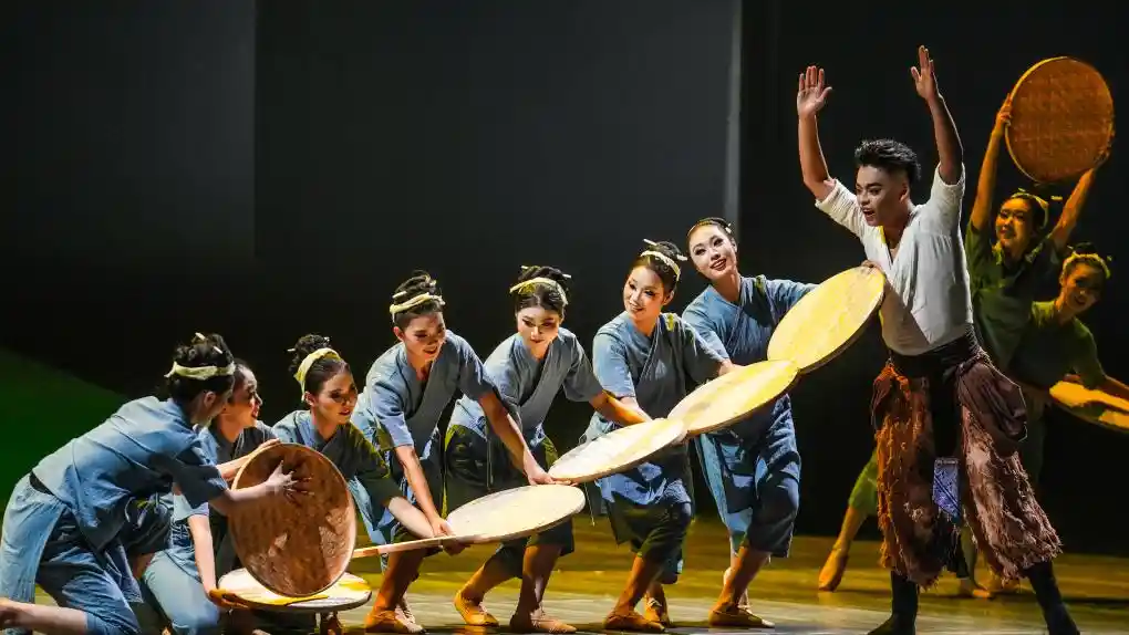 《舞动黔乡:诗剧《黔方是我家》贵阳首演》