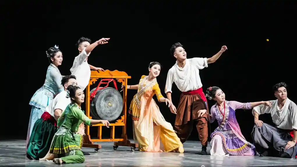 《舞动黔乡:诗剧《黔方是我家》贵阳首演》