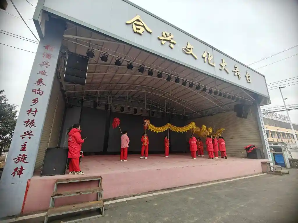 龙腾乡野！00后非遗舞龙队引爆春节村晚流量密码