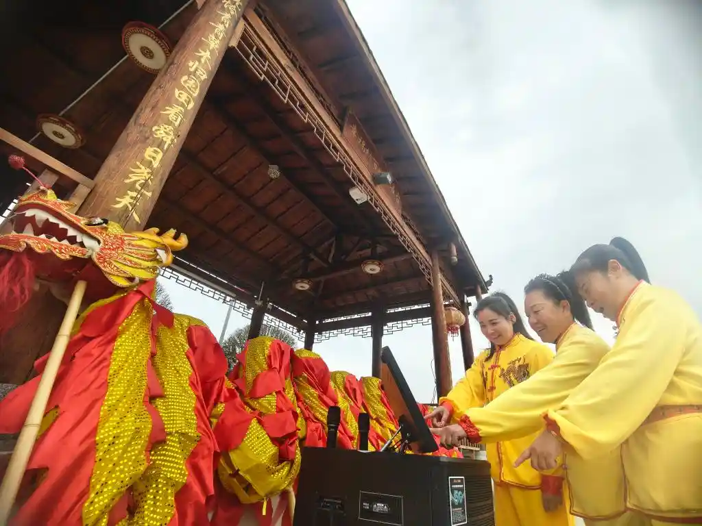 龙腾乡野!00后非遗舞龙队引爆春节村晚流量密码