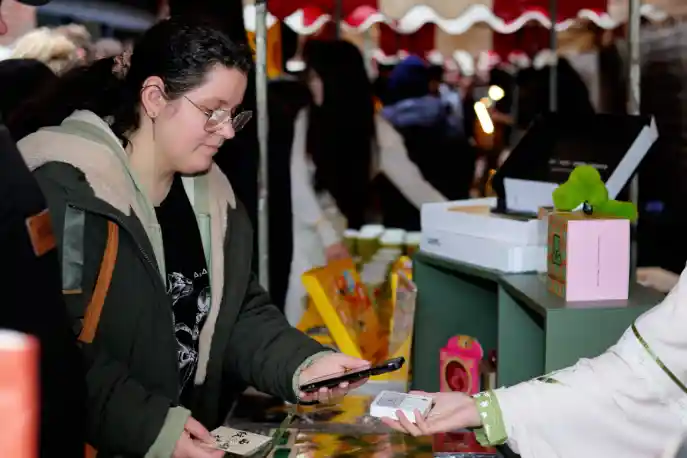 西湖纹样惊艳卡姆登,中国文创风靡海外