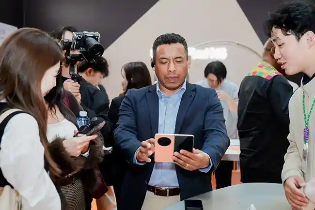 秘鲁等多国使节打卡郑州OPPO快闪店！Find N6折叠屏惊艳外交圈，硬核科技引爆国际朋友圈