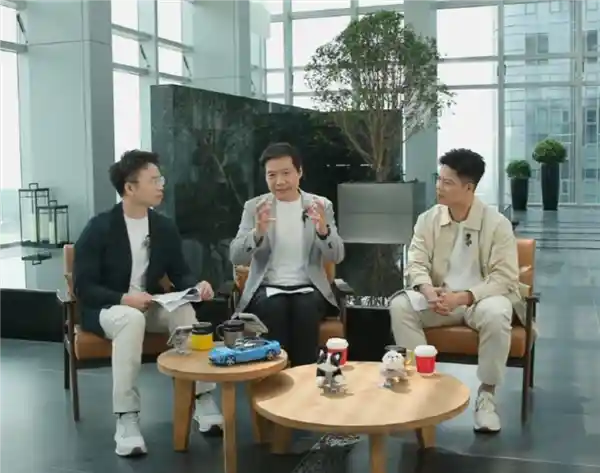 小米SU7锁单破三万，雷军回应交付速度引热议