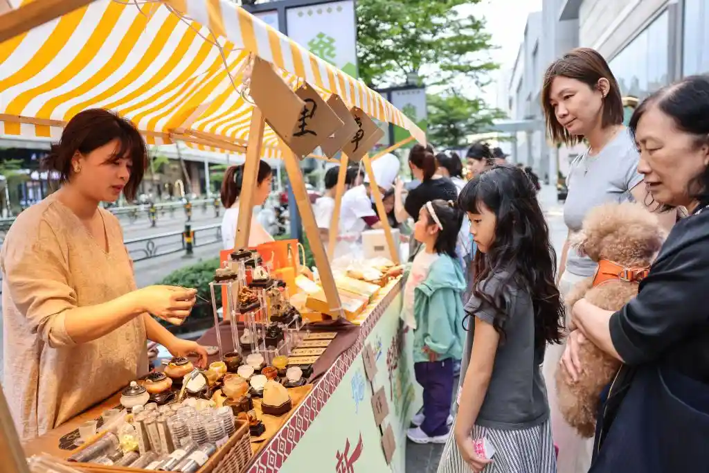 海口非遗市集爆火！千年技艺潮出圈，市民游客排队打卡文化盲盒