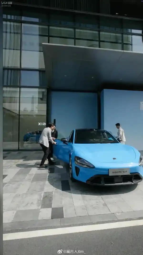 雷军亲启新车门！新一代SU7首批交付引热议：诚意与价值并存