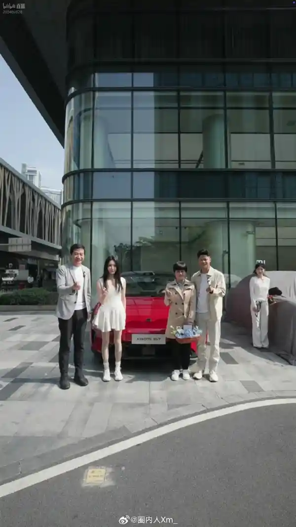 雷军亲启新车门！新一代SU7首批交付引热议：诚意与价值并存