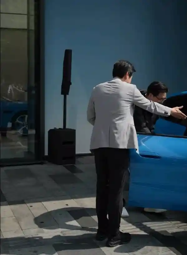 雷军亲启新车门！新一代SU7首批交付引热议：诚意与价值并存