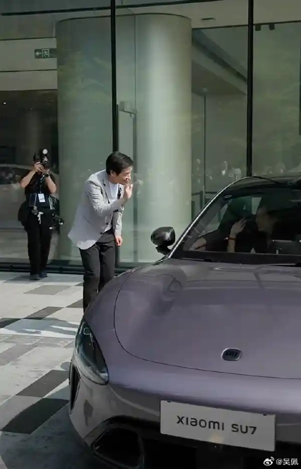雷军亲启新车门！新一代SU7首批交付引热议：诚意与价值并存