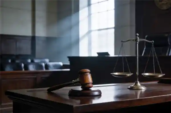 摩托车主逆行救险被罚200元，二审改判紧急避险撤销处罚